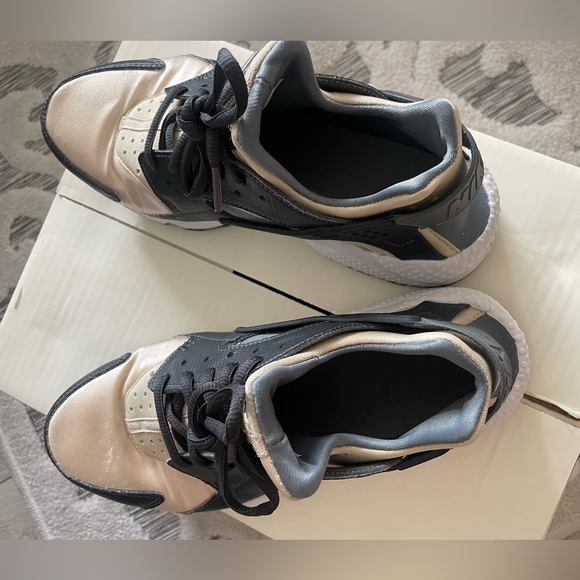 Nike Huarache Sneakers - Picture 5 of 7